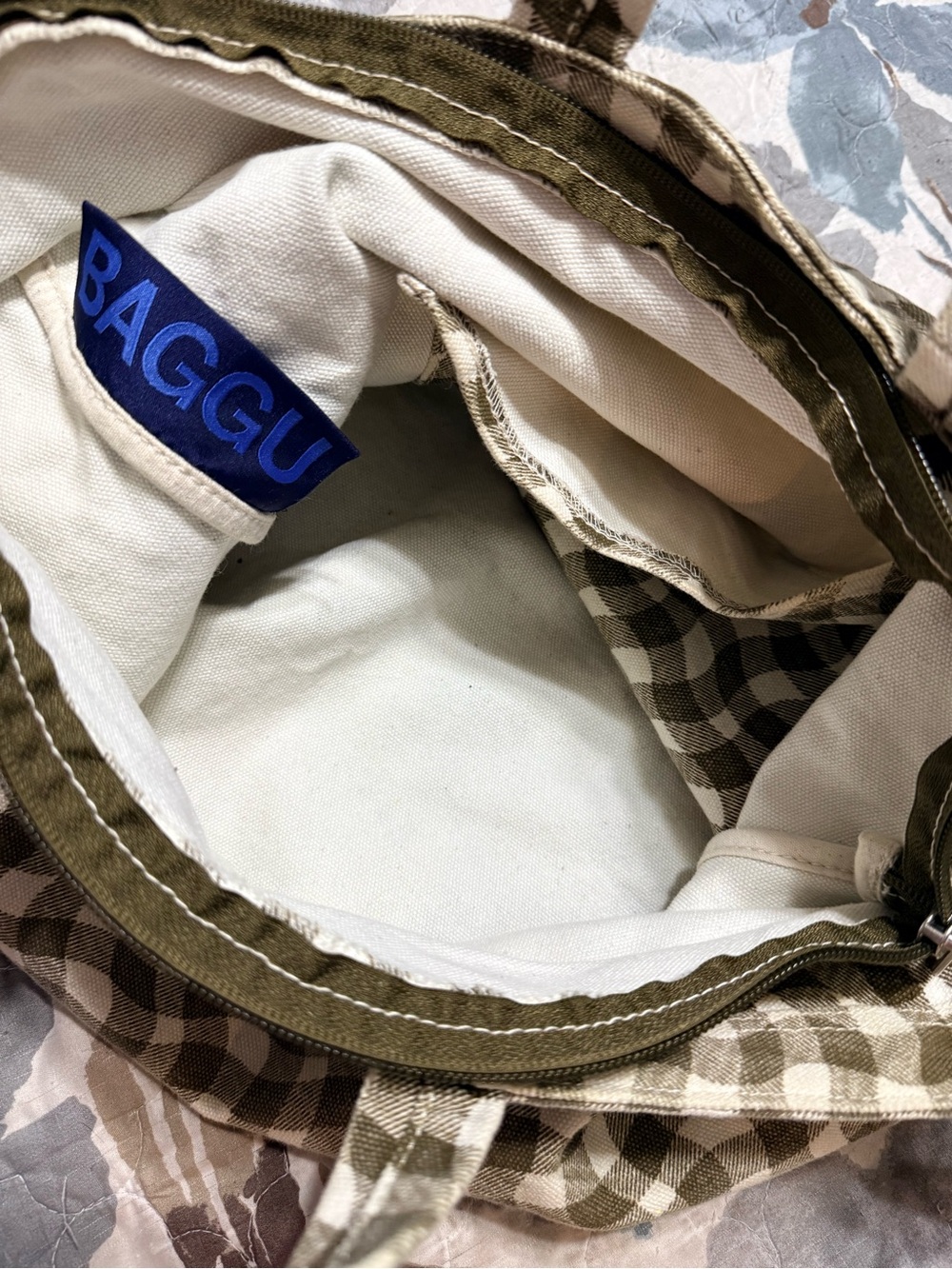 BAGGU Olive and Cream Wavy Check Canvas Tote - Picture 3 of 3
